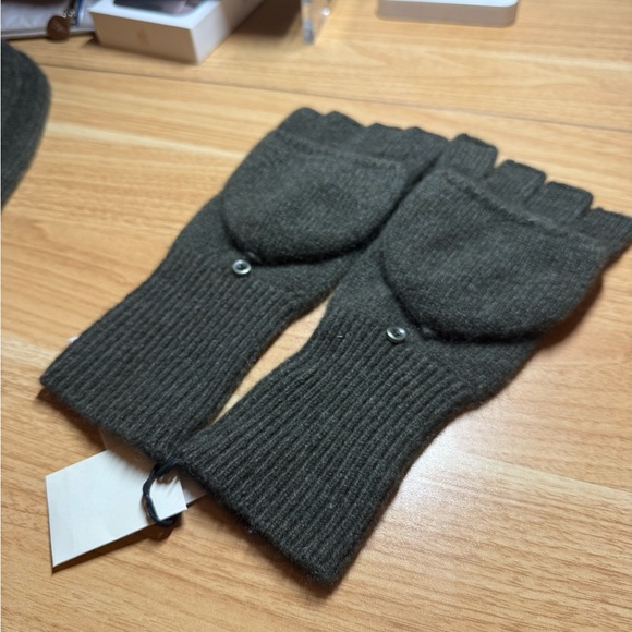 NWT White + Warren Cashmere Pop Top Gloves [Dark Green / Thyme] - Picture 2 of 5